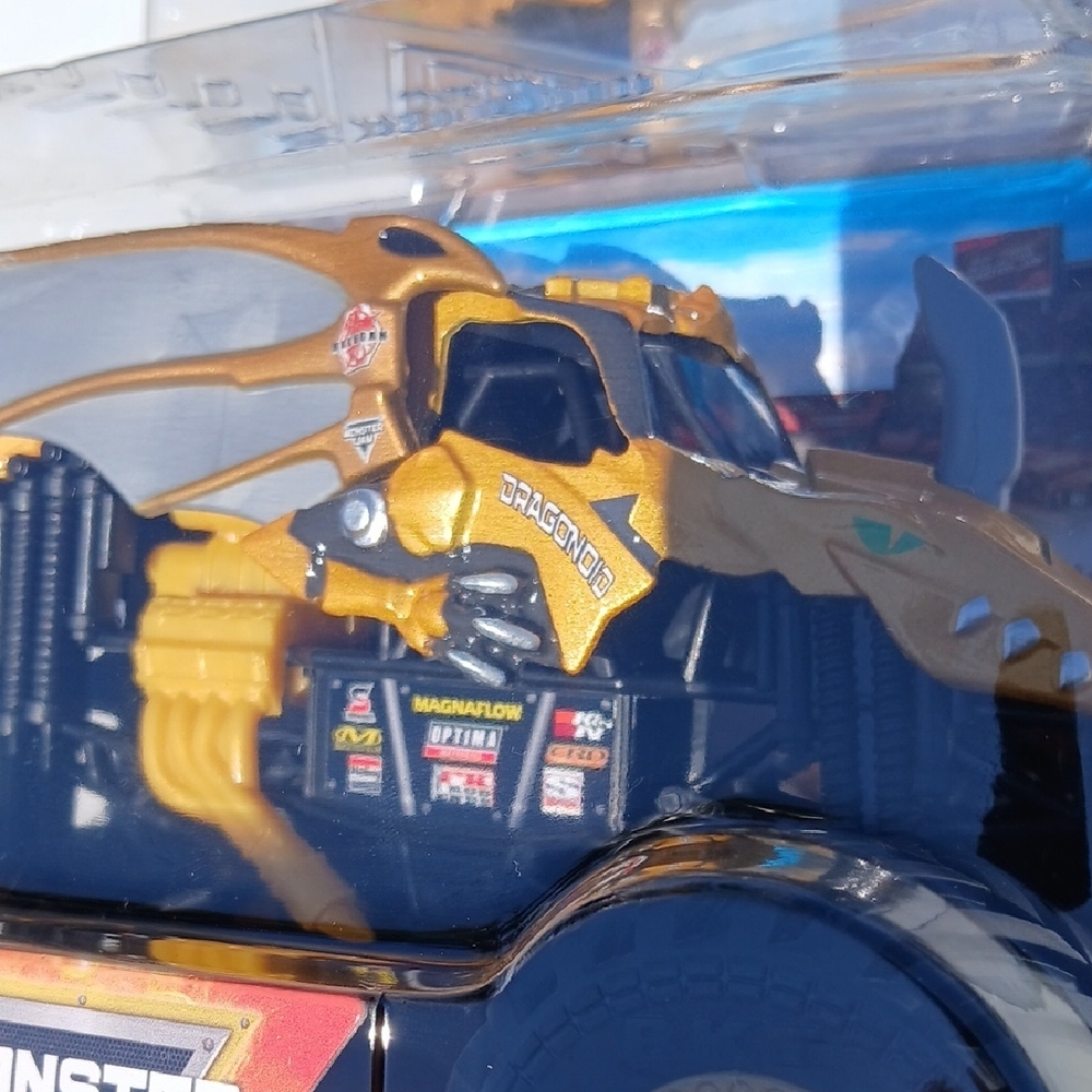 Dragonoid  Monster Jam Truck Toy - Gold and Black. 1/24 - Picture 7 of 7